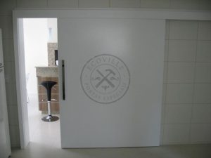 Porta de correr com estrutura de ferro no interior, pintura de laca P.U branco acetinado (Sayerlack) - Imagem 4