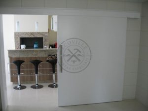 Porta de correr com estrutura de ferro no interior, pintura de laca P.U branco acetinado (Sayerlack)