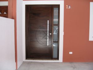 Porta pivotante em madeira maciça com portal de vidro jateado