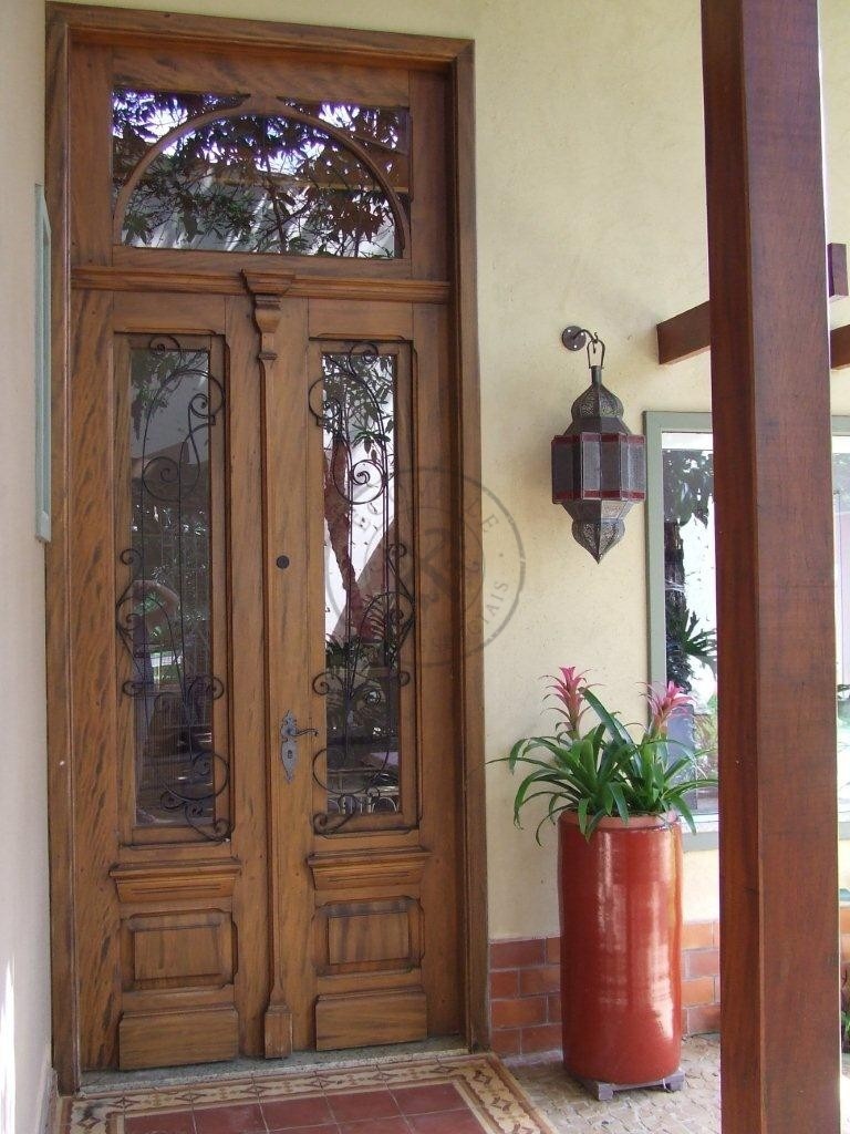 Porta de madeira maciça com sistema de abertura dupla