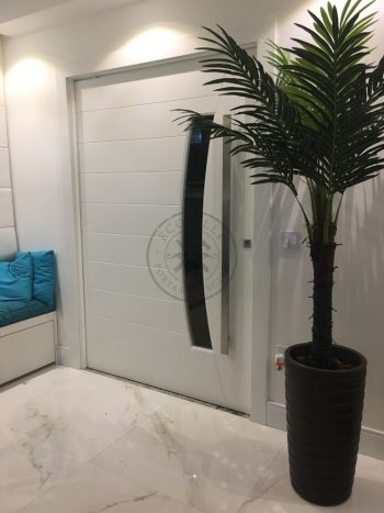 Porta pivotante com revestimento em MDF e pintura laca P.U branco acetinado - Imagem 2