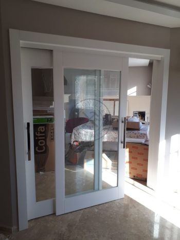 Porta com sistema de correr embutido com vidro panorâmico incolor - Imagem 5