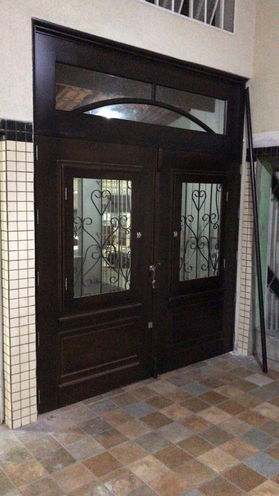 Porta com sistema de abertura dupla maciça com grade de ferro e vidro - Imagem 5