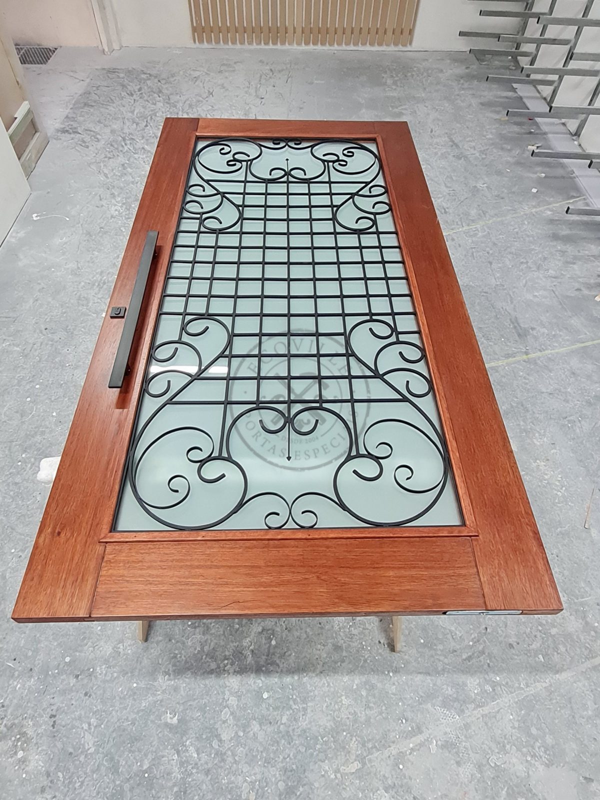 4-2-scaled-1 Porta pivotante de madeira maciça com grade de ferro e vidro jateado 10 milímetros. - Imagem 1