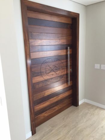 Porta pivotante de lambril de Imbuia com painel lateral fixo seguindo modelo da porta - Imagem 5