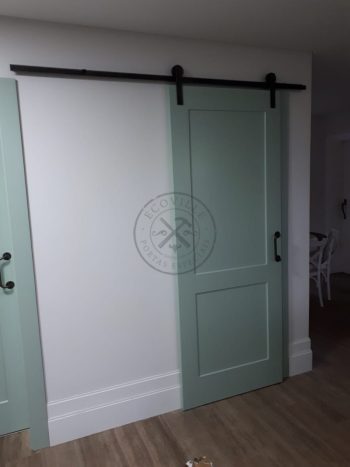 Porta de correr com trilho aparente e revestimento em MDF com pintura laca P.U verde acetinado - Imagem 5