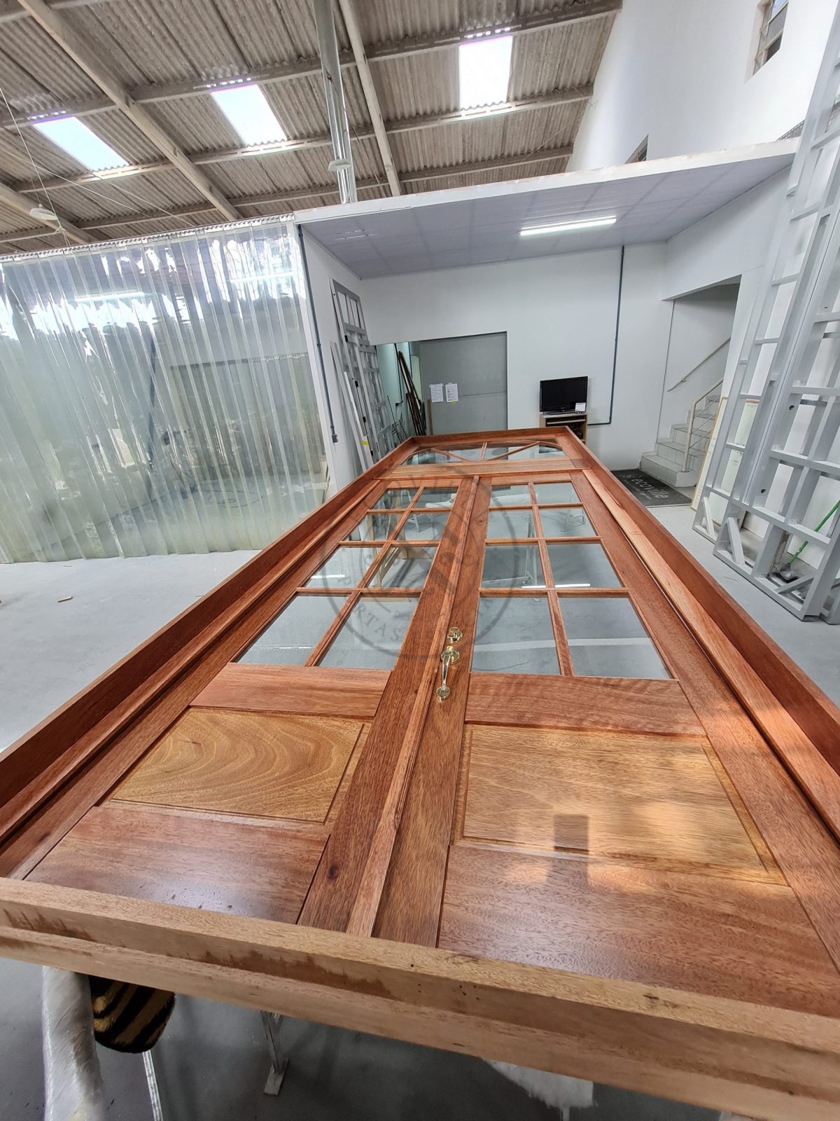 4-5-scaled-1 Porta com sistema de abertura dupla com bandeira superior - Imagem 2