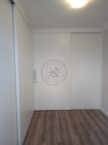 Porta com sistema de correr embutido de canto sob medida - Imagem 5
