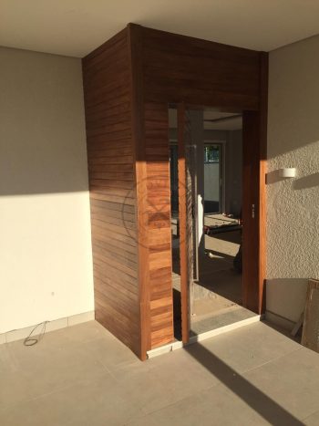 Porta pivotante de lambril maciço com painéis e bandeira seguindo o mesmo alinhamento da porta - Imagem 5