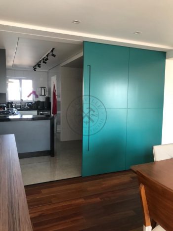 Porta de correr direto na laje com pintura laca especial verde acetinado - Imagem 4