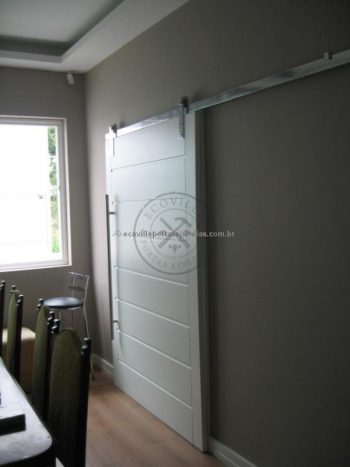 Porta com sistema de correr aparente, pintura de laca P.U branco acetinado (Sayerlack) - Imagem 4