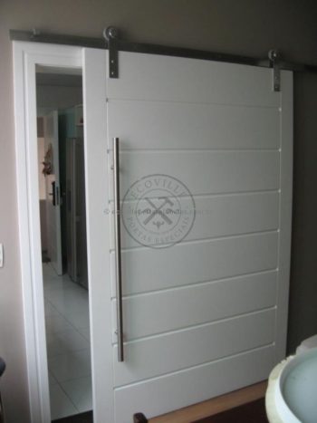 Porta com sistema de correr aparente, pintura de laca P.U branco acetinado (Sayerlack) - Imagem 5