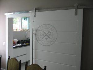 Porta com sistema de correr aparente, pintura de laca P.U branco acetinado (Sayerlack)