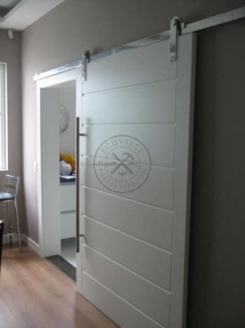 Porta com sistema de correr aparente, pintura de laca P.U branco acetinado (Sayerlack) - Imagem 3