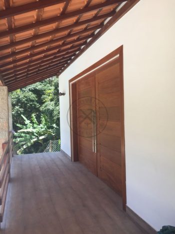 Porta com sistema de correr embutido, sendo com duas folhas de correr em madeira maciça - Imagem 5