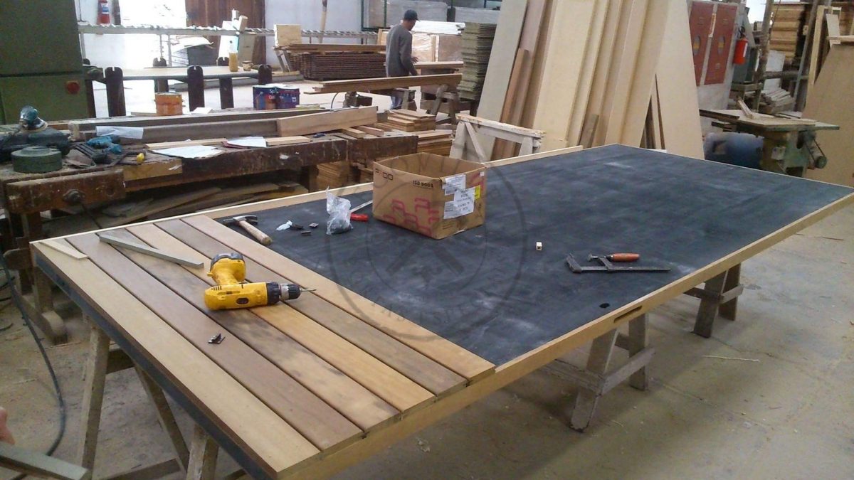 Porta pivotante de madeira de Imbuia com pintura de Verniz (Sayerlack) - Imagem 3