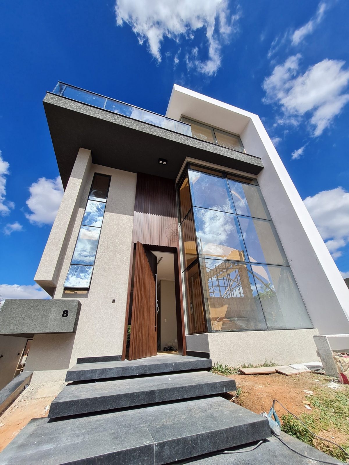 5- Porta pivotante em ACM cor Sucupira com bandeira - Imagem 1