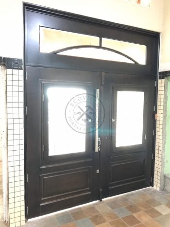Porta com sistema de abertura dupla maciça com grade de ferro e vidro - Imagem 6