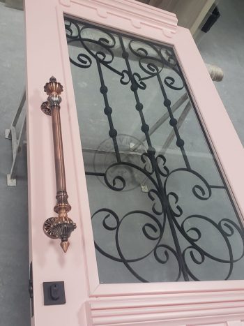 Porta com sistema de abertura dupla com grades de ferro, pintura laca rosa acetinada - Imagem 3