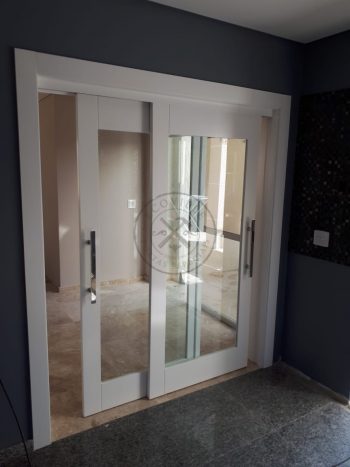 Porta com sistema de correr embutido com vidro panorâmico incolor - Imagem 6