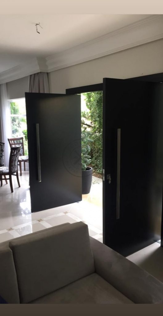 Porta pivotante com revestimento em MDF e pintura em laca preto acetinado - Imagem 5