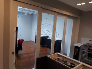 Porta com sistema de correr embutido sobrepostas com vidro panorâmico incolor - Imagem 6