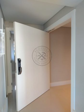 Porta pivotante com revestimento em MDF com frisos verticais e pintura laca branco acetinado - Imagem 4