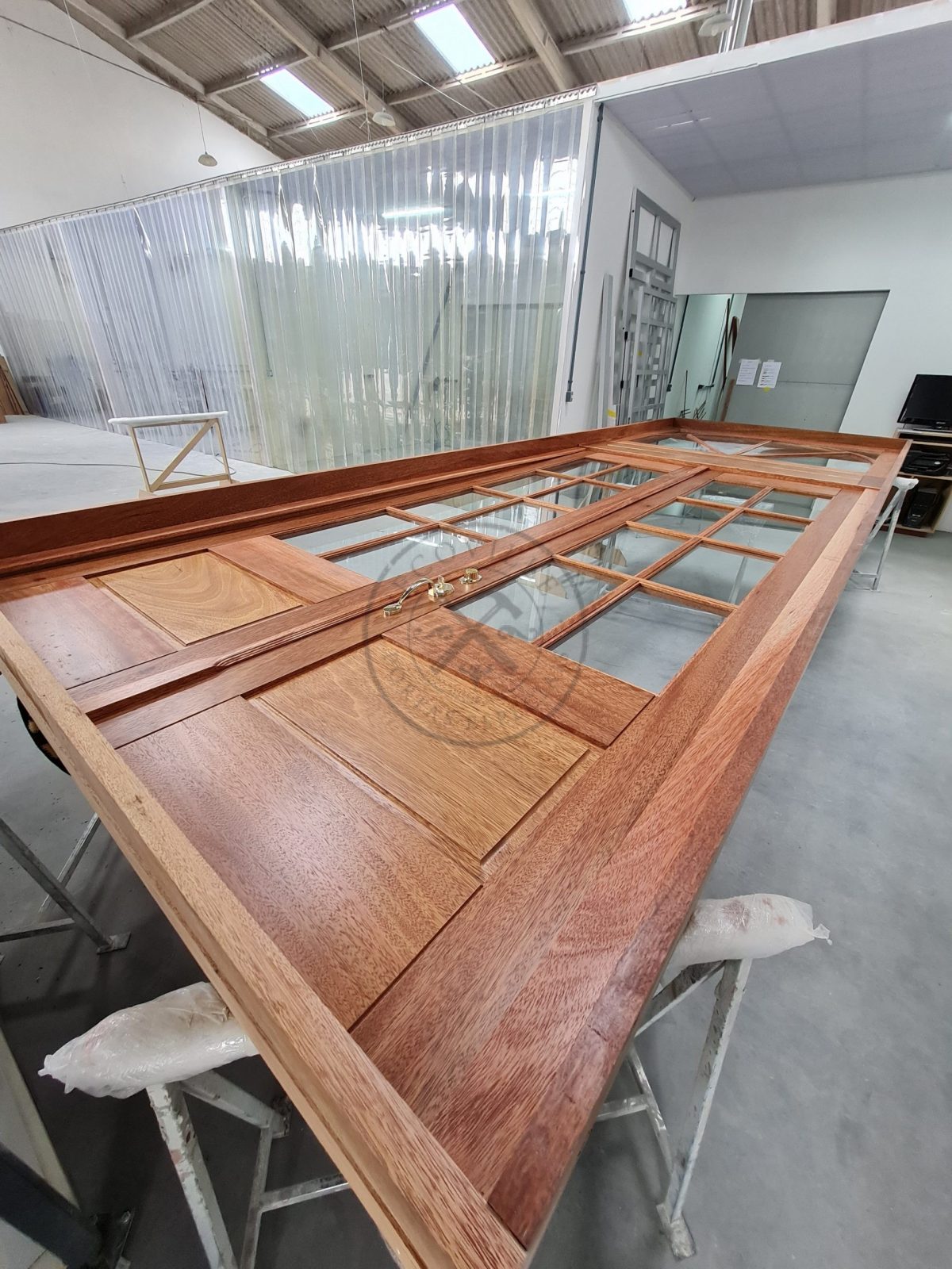 5-4-scaled-1 Porta com sistema de abertura dupla com bandeira superior - Imagem 3