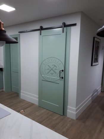 Porta de correr com trilho aparente e revestimento em MDF com pintura laca P.U verde acetinado - Imagem 6