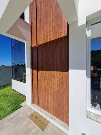 Porta pivotante em ACM amadeirado com puxador cava e dupla vedação - Imagem 4