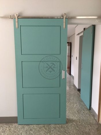 Porta de correr com trilho aparente e revestimento em MDF com pintura laca P.U verde acetinado - Imagem 3
