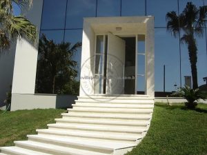 Porta pivotante com revestimento em MDF e pintura laca P.U branco acetinado - Imagem 3