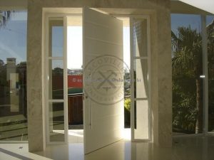 Porta pivotante com revestimento em MDF e pintura laca P.U branco acetinado