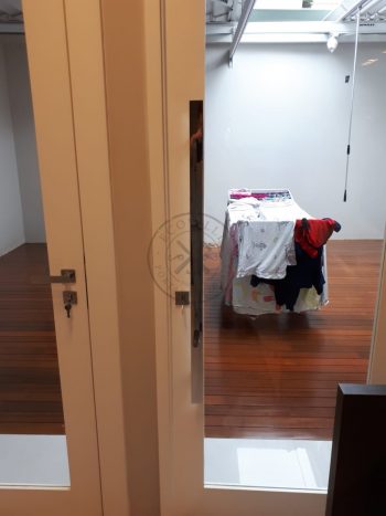 Porta com sistema de correr embutido sobrepostas com vidro panorâmico incolor - Imagem 7