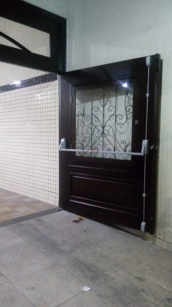 Porta com sistema de abertura dupla maciça com grade de ferro e vidro - Imagem 7