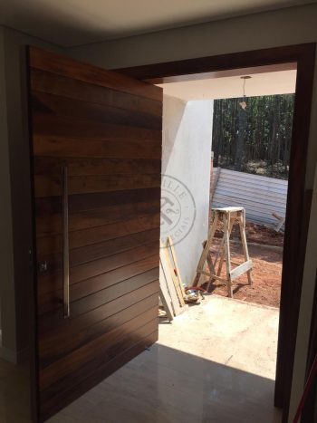 Porta pivotante de lambril de Imbuia com painel lateral fixo seguindo modelo da porta - Imagem 7