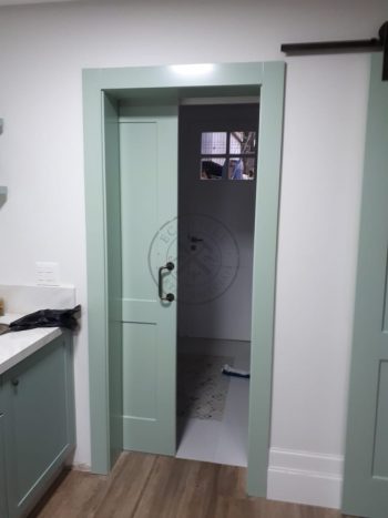 Porta de correr com trilho aparente e revestimento em MDF com pintura laca P.U verde acetinado - Imagem 7