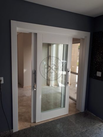 Porta com sistema de correr embutido com vidro panorâmico incolor - Imagem 7