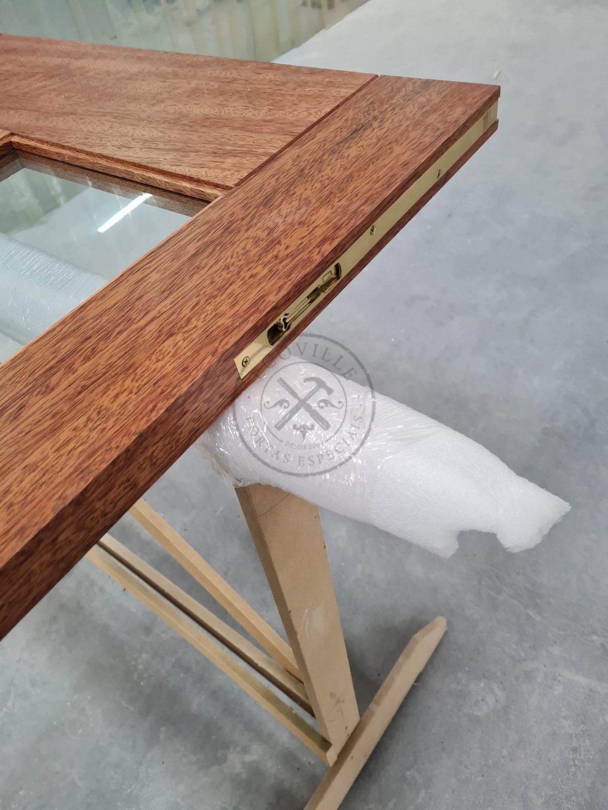 6-4-scaled-1 Porta com sistema de abertura dupla com bandeira superior - Imagem 4