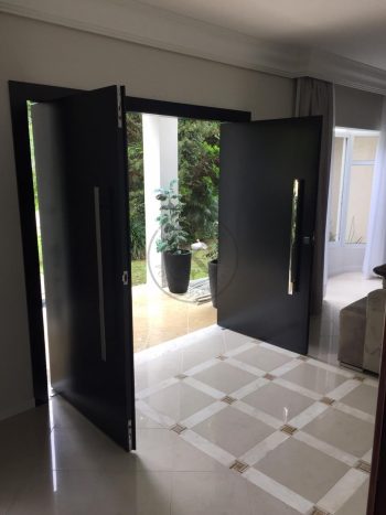 Porta pivotante com revestimento em MDF e pintura em laca preto acetinado - Imagem 6