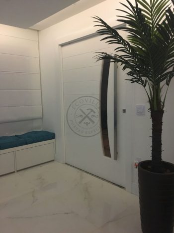 Porta pivotante com revestimento em MDF e pintura laca P.U branco acetinado - Imagem 4