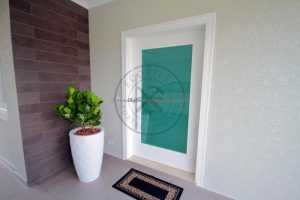 Porta pivotante com revestimento em MDF e pintura laca P.U branco fosco - Imagem 2