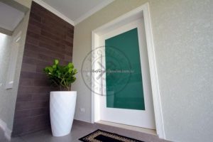 Porta pivotante com revestimento em MDF e pintura laca P.U branco fosco - Imagem 3