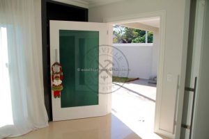 Porta pivotante com revestimento em MDF e pintura laca P.U branco fosco - Imagem 4