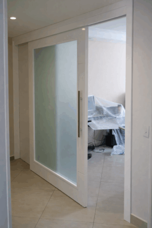 Porta de correr com vidro panorâmico jateado 10 mm, composta por painel fixo e folha móvel, unindo sofisticação, iluminação natural e deslizamento suave - Imagem 2