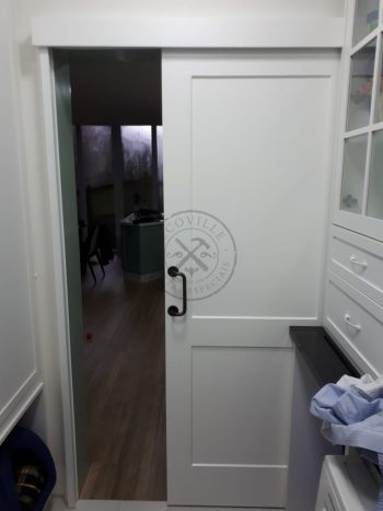 Porta de correr com trilho aparente e revestimento em MDF com pintura laca P.U verde acetinado - Imagem 8