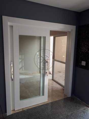 Porta com sistema de correr embutido com vidro panorâmico incolor - Imagem 8