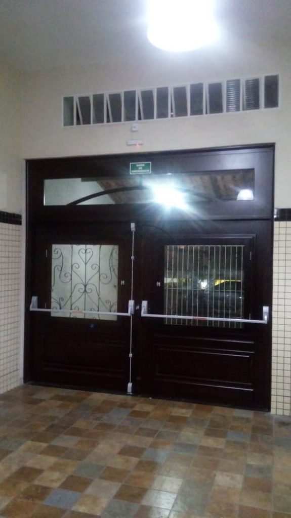 Porta com sistema de abertura dupla maciça com grade de ferro e vidro - Imagem 8