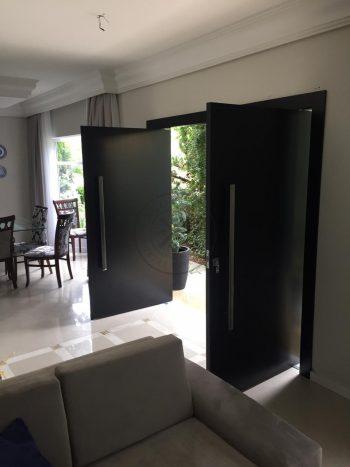 Porta pivotante com revestimento em MDF e pintura em laca preto acetinado - Imagem 7