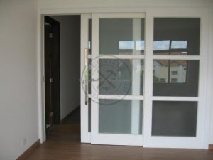 Porta de correr com três folhas sobrepostas, pintura de laca P.U branco fosco (Sayerlack) - Imagem 4